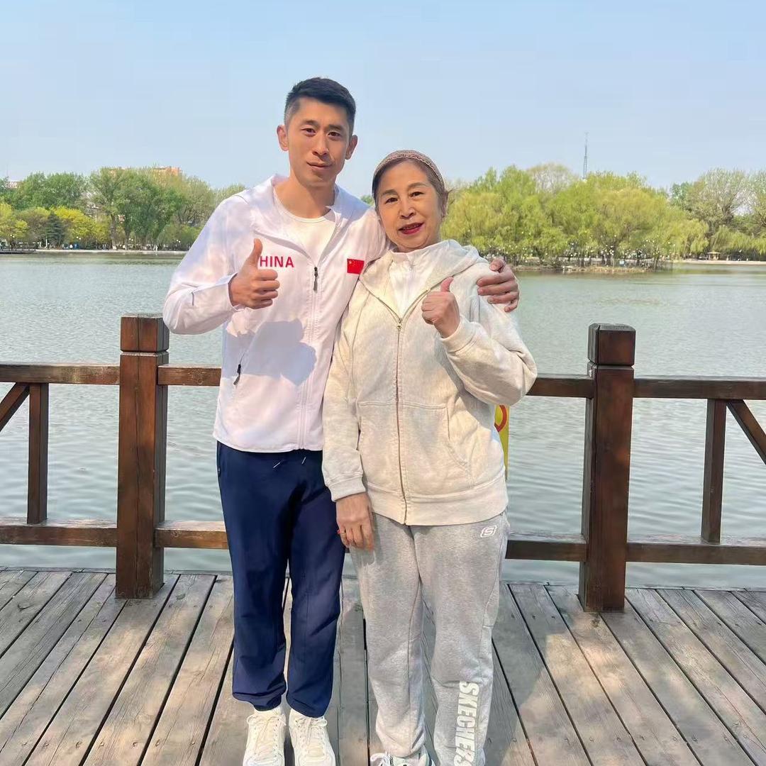 小宇带妈妈练肌肉