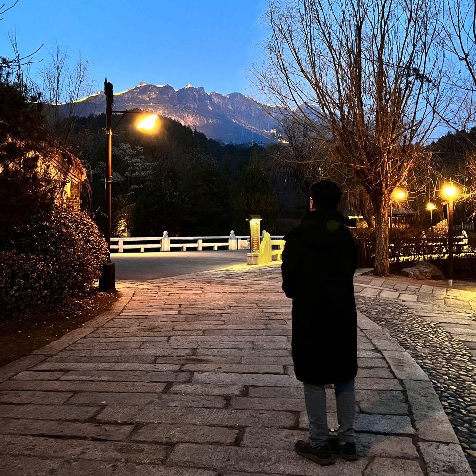 天鹅想吃癞蛤蟆肉🐸