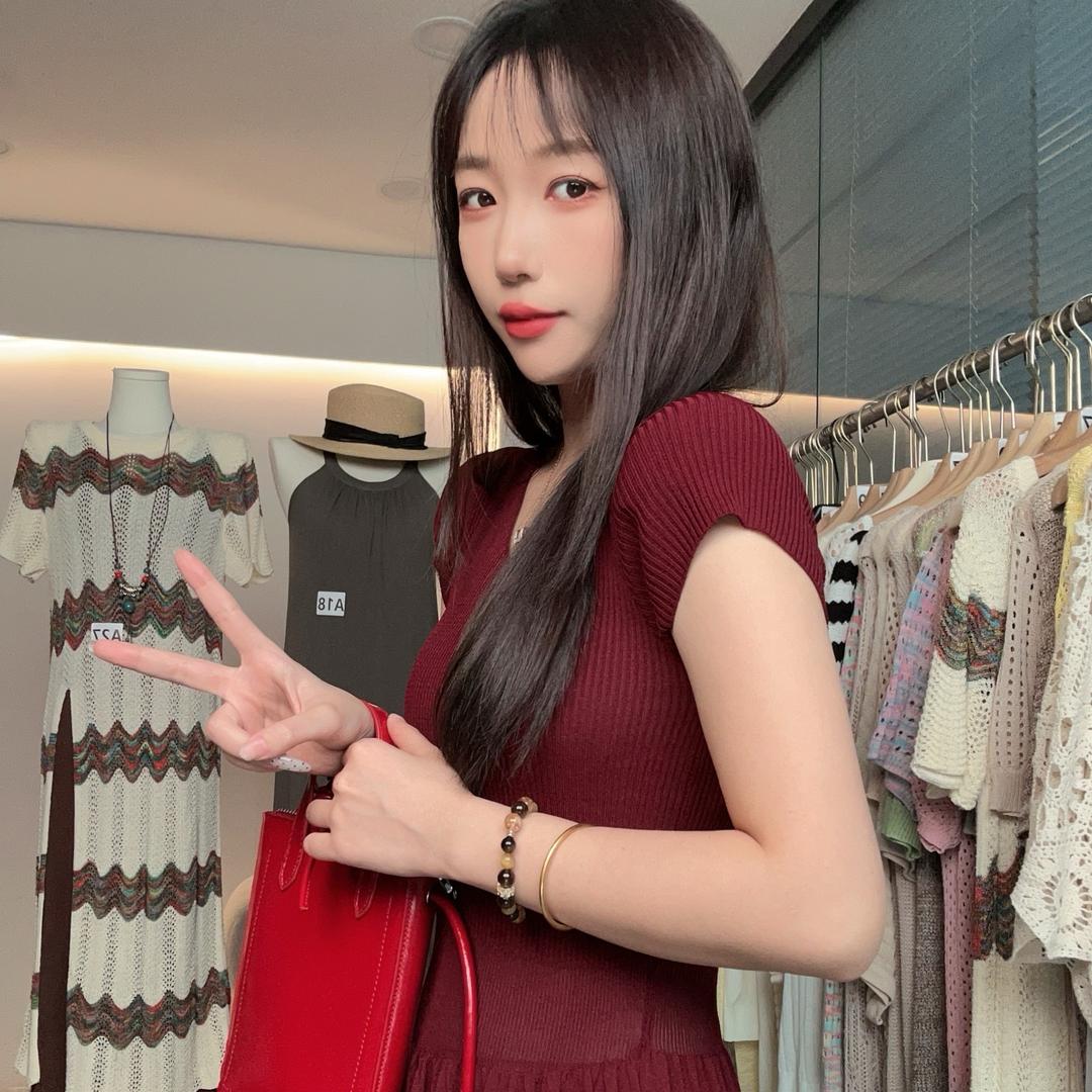 卖连衣裙的小女孩