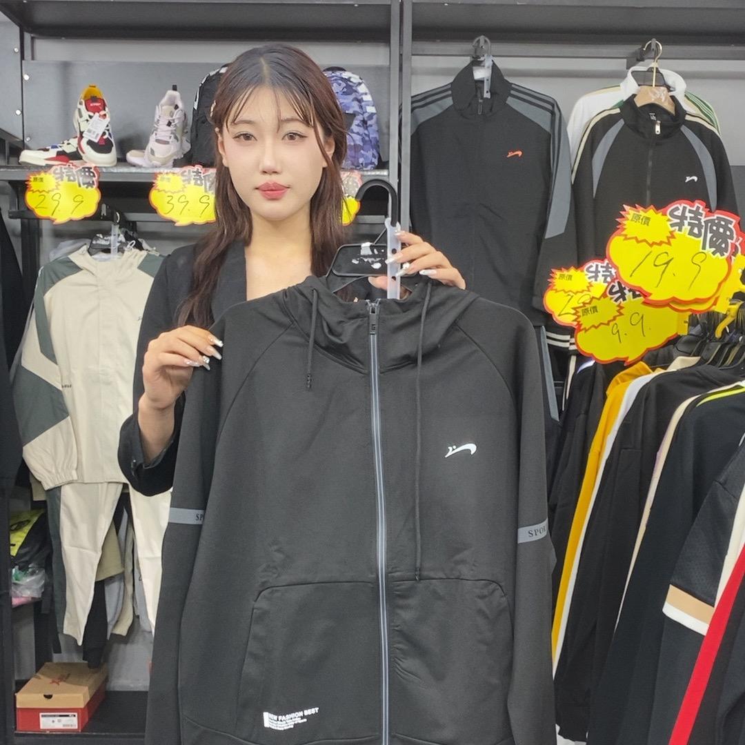 仓柜运动鞋服