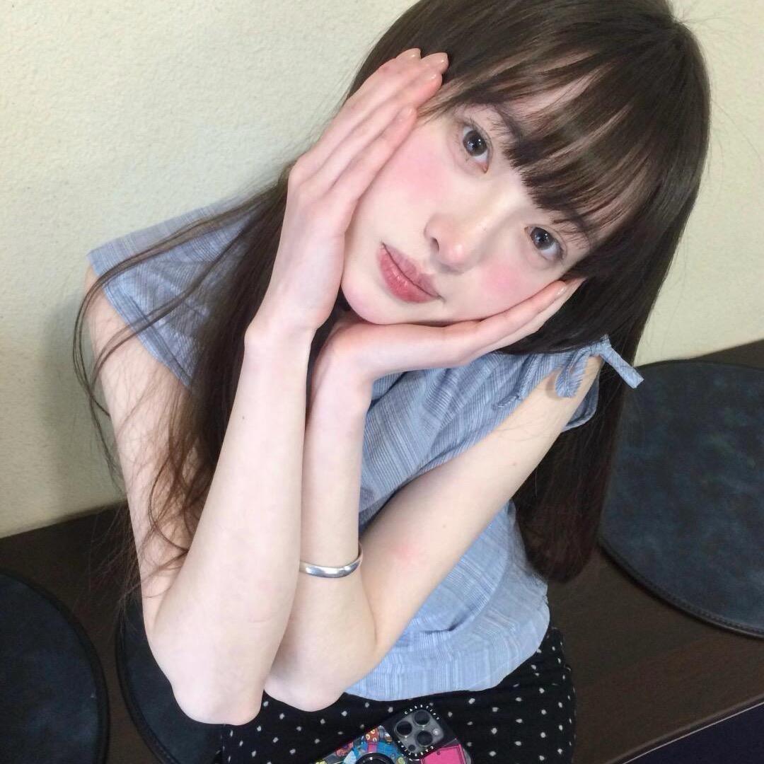 只会比耶.