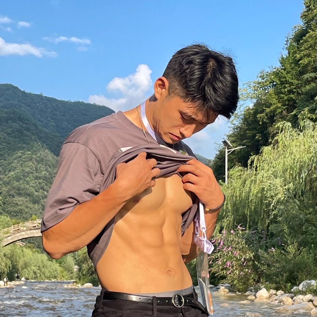 伍育乐