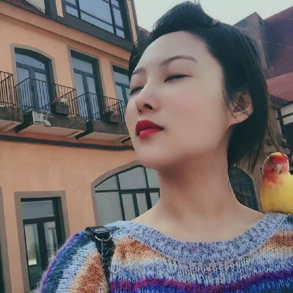 一个女孩与鸟