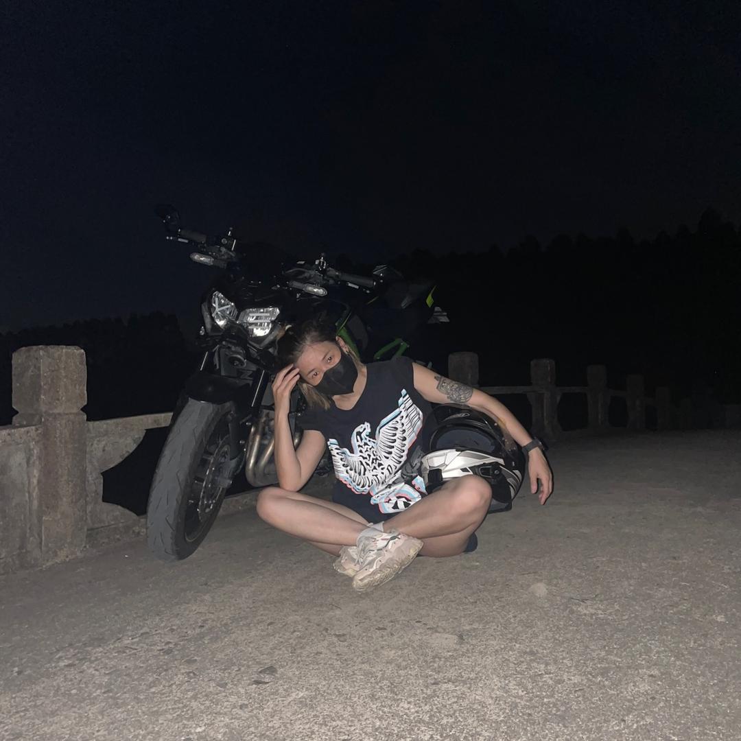 坡南小云纹身店里de小云