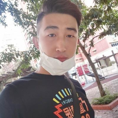 在新加坡开车的托尼于