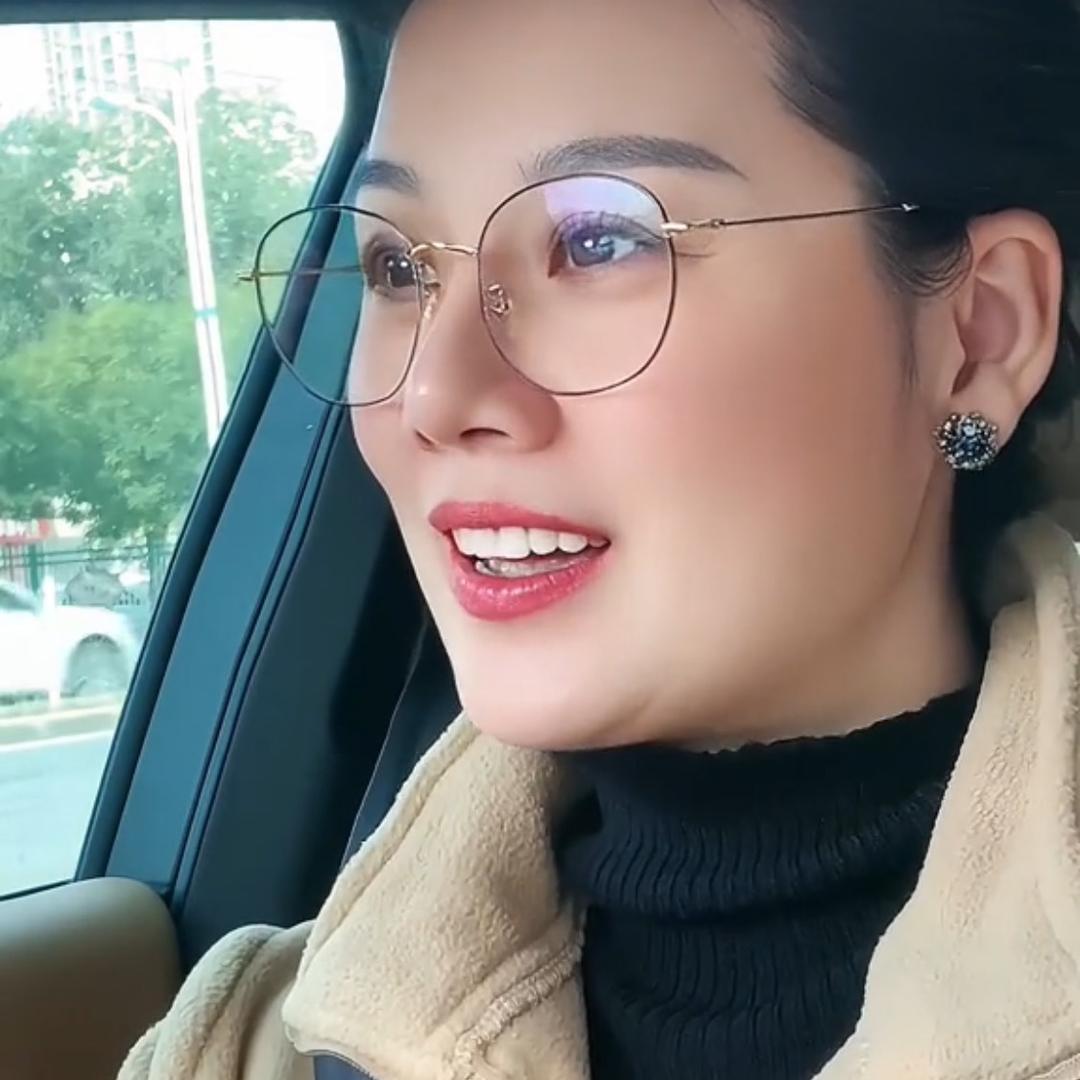 小芳姐姐（商品在橱窗）