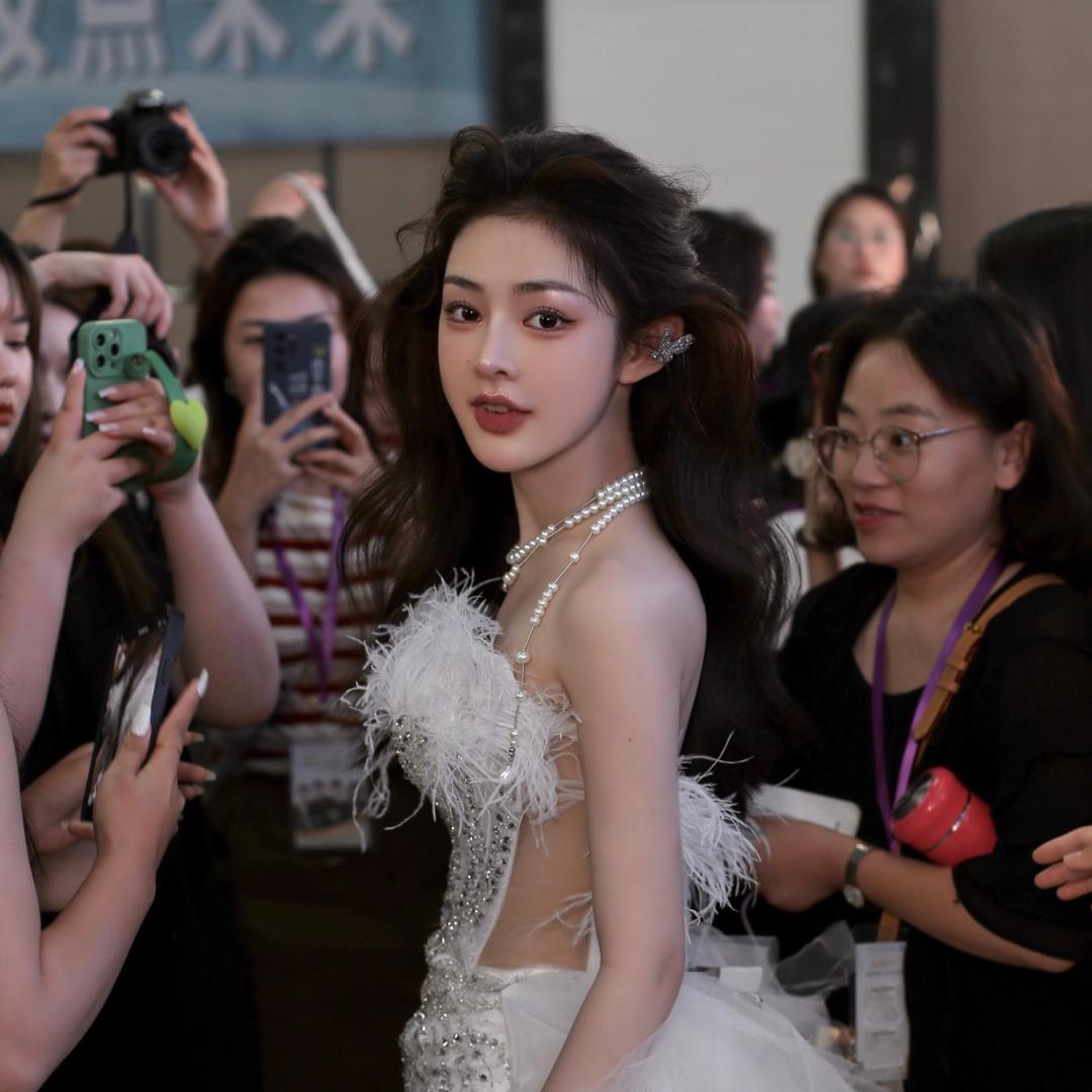 中艺彩妆婚嫁饰品馆