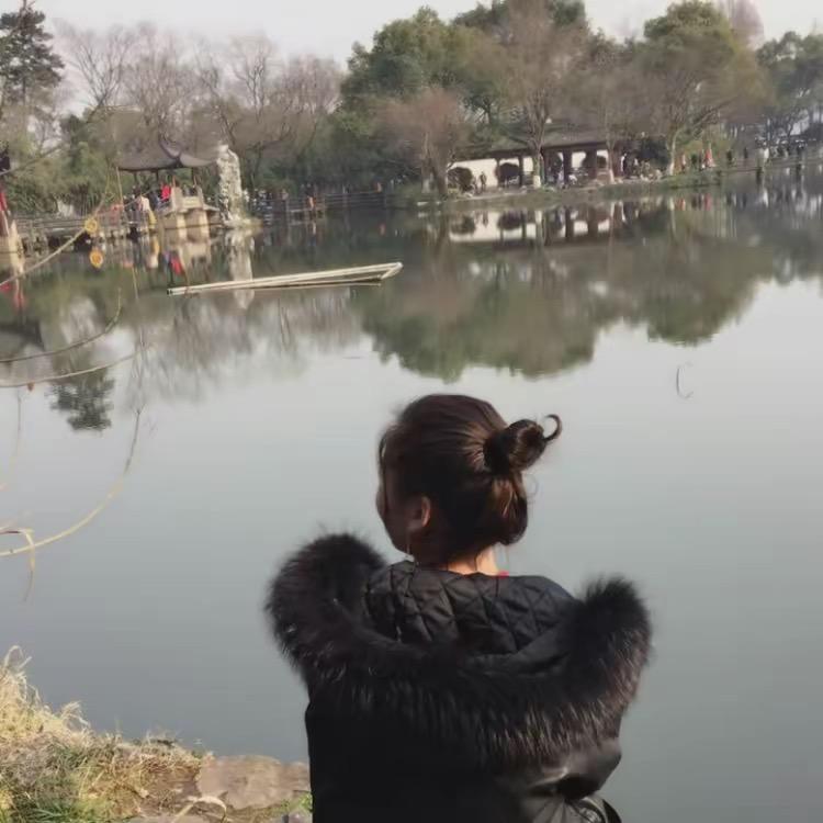 欣。