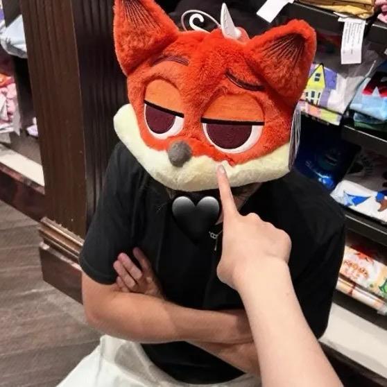 陳某.
