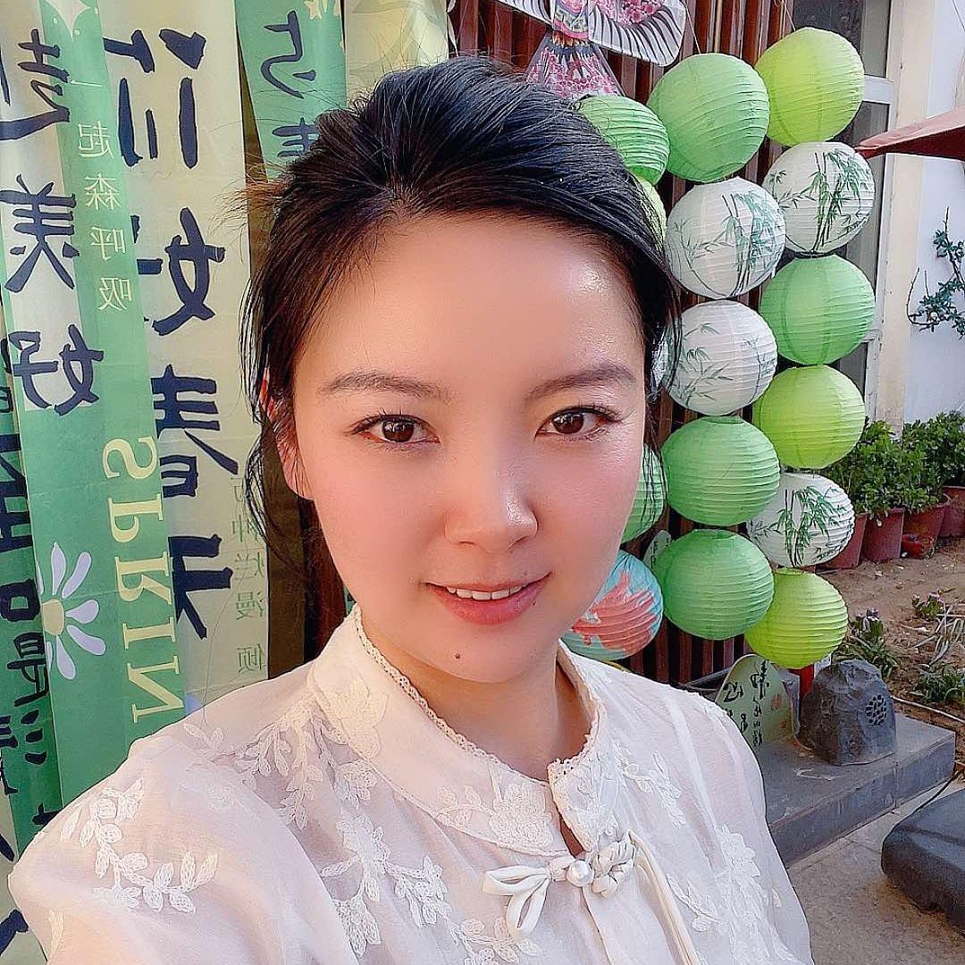 拾柒号庭院火锅老板娘-美娜