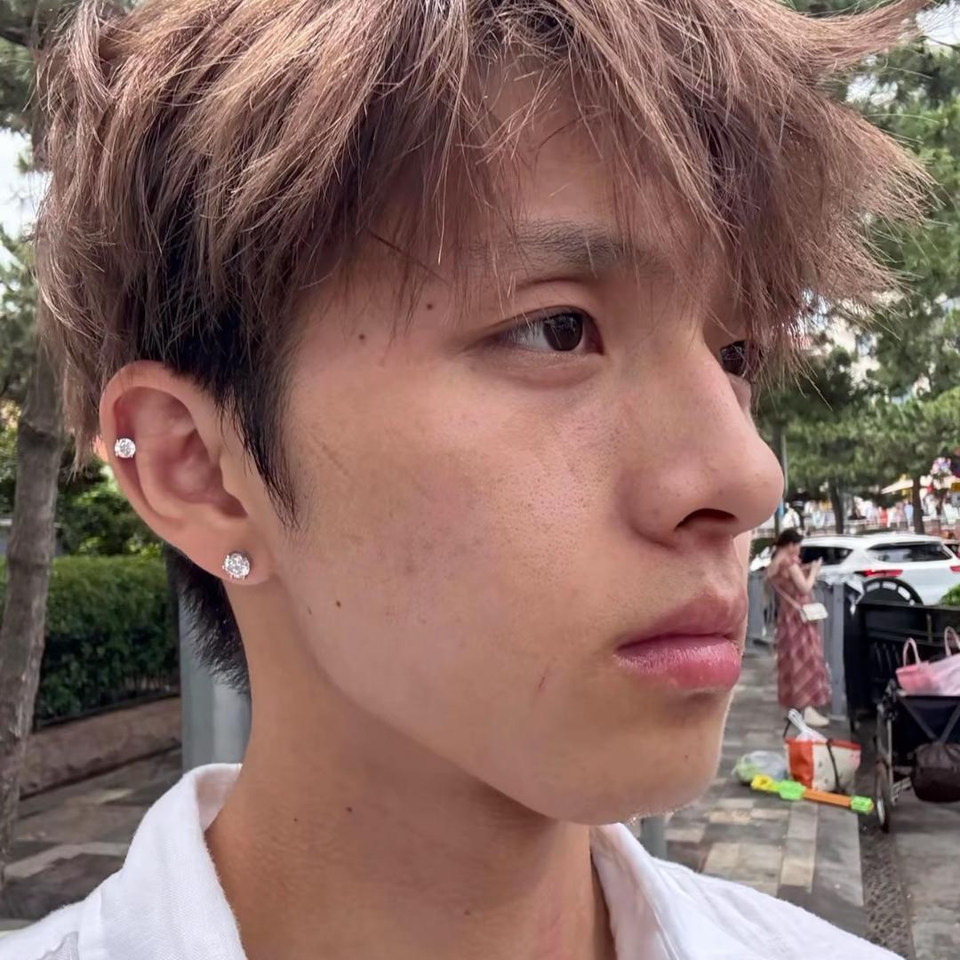 莫回首.