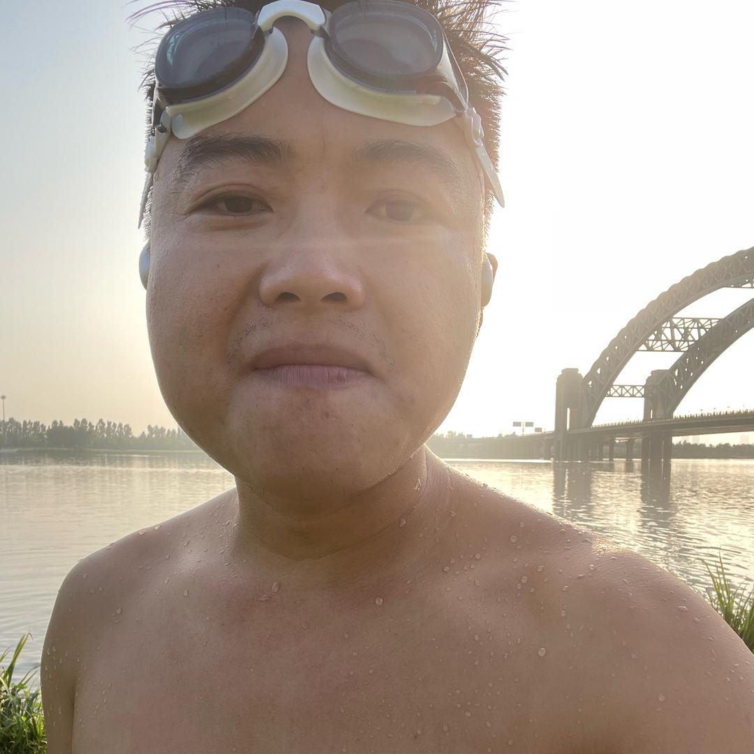 大脸哥爱游泳