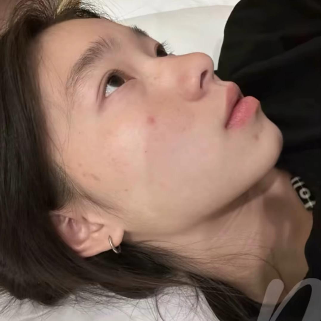 你脸红了唉
