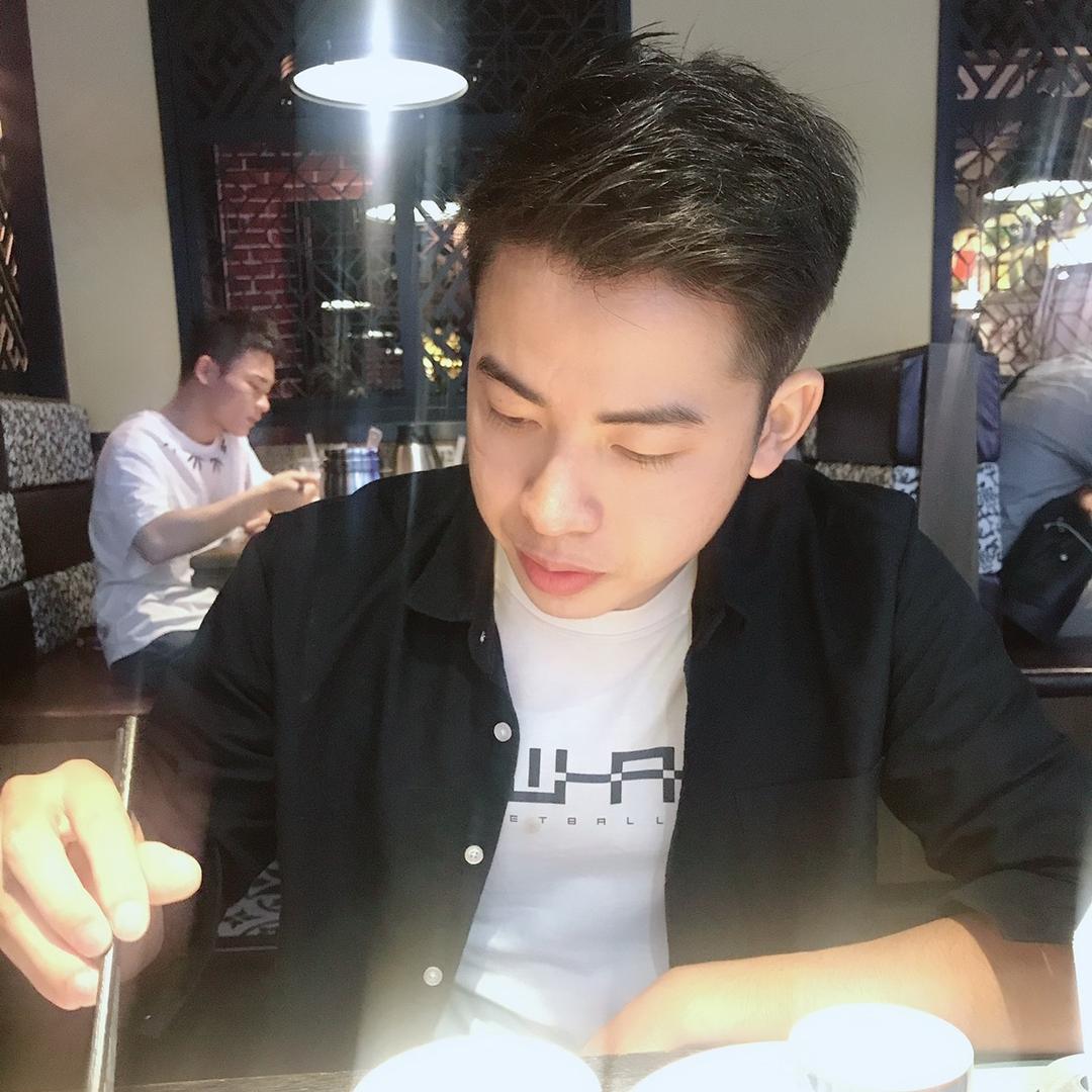 穿着黑衬衫的男孩