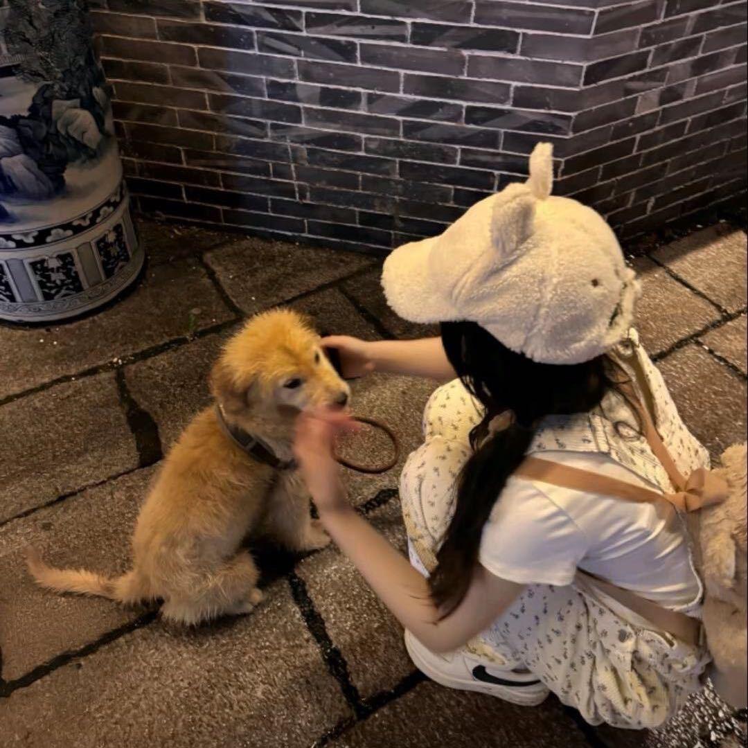 欣^