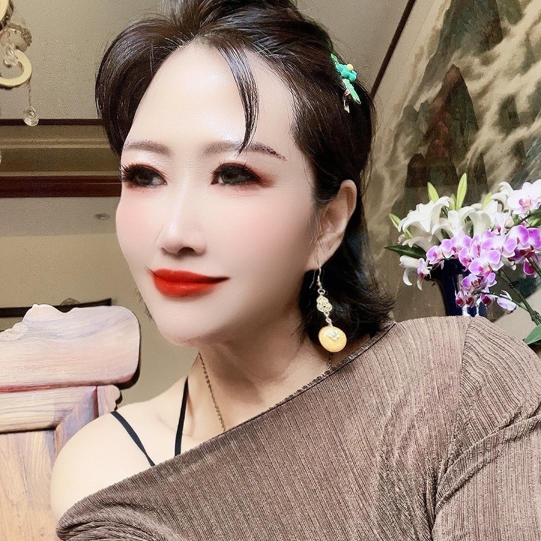微笑女神，橱窗下单