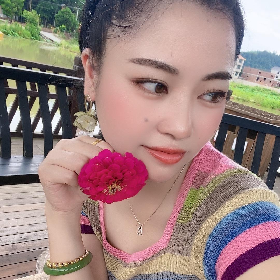 龙依依