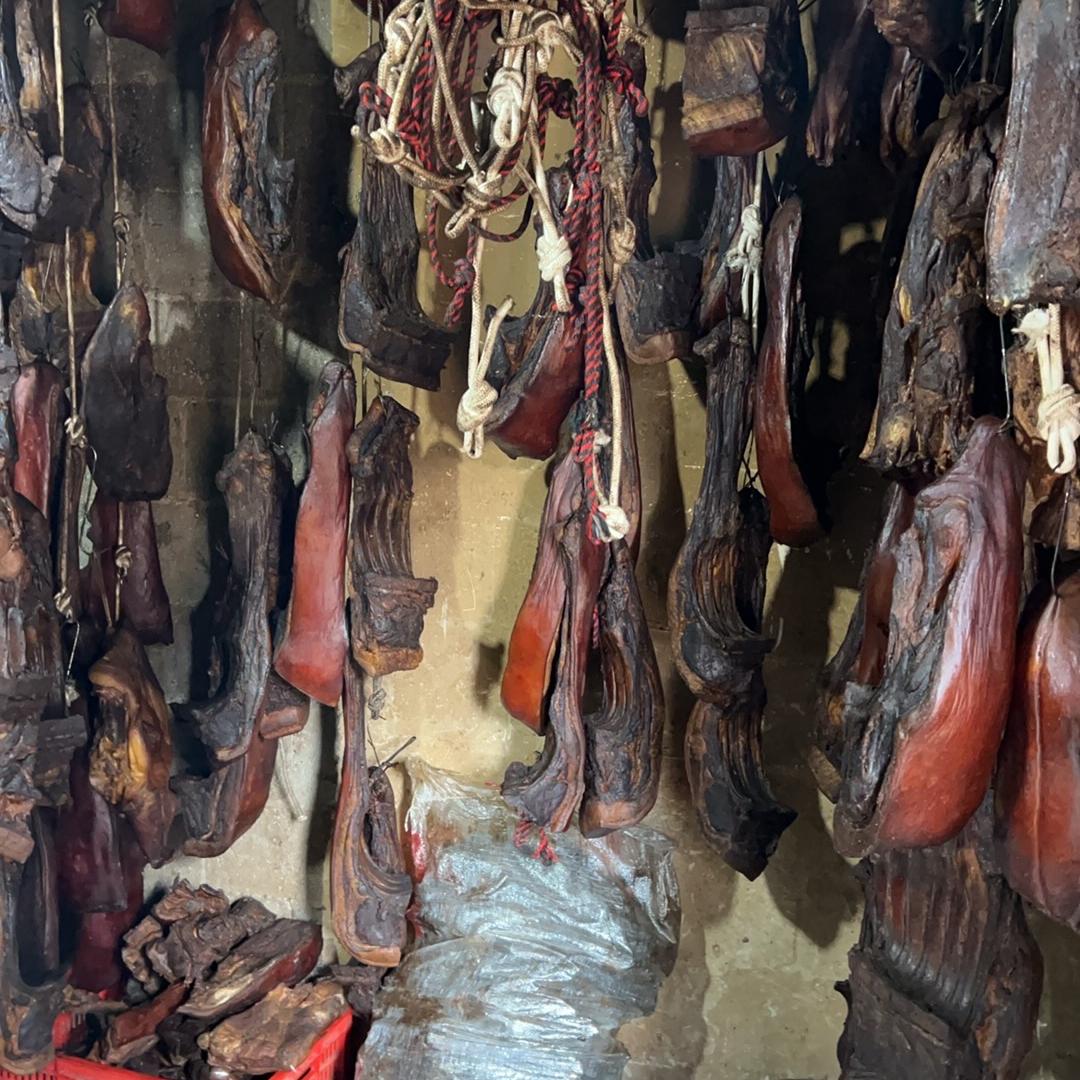小向特色烟熏腊肉铺子