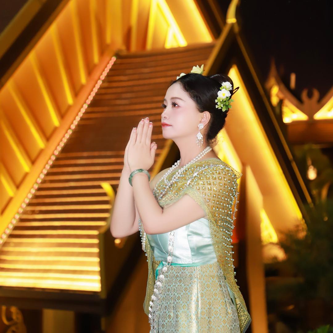 腾冲翡翠日月之石