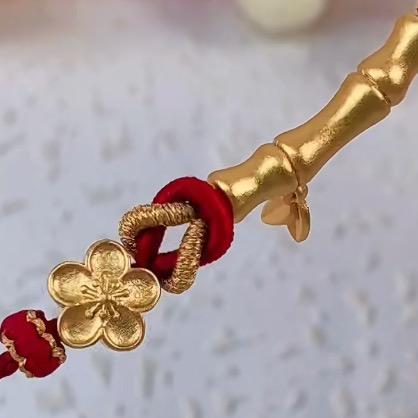 嘚瑟过劲小心闪腰