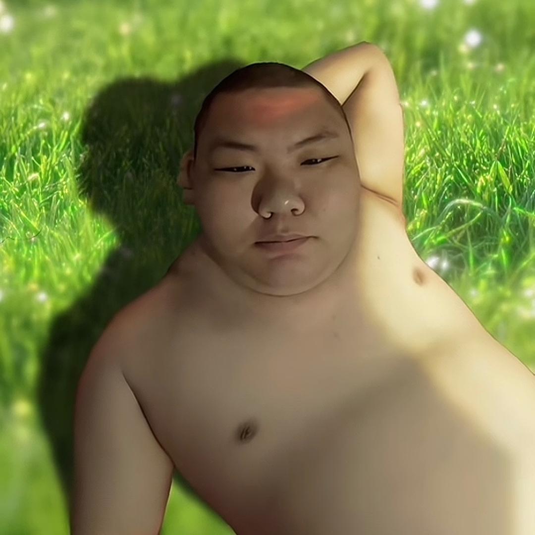 猛喝泳池两口水