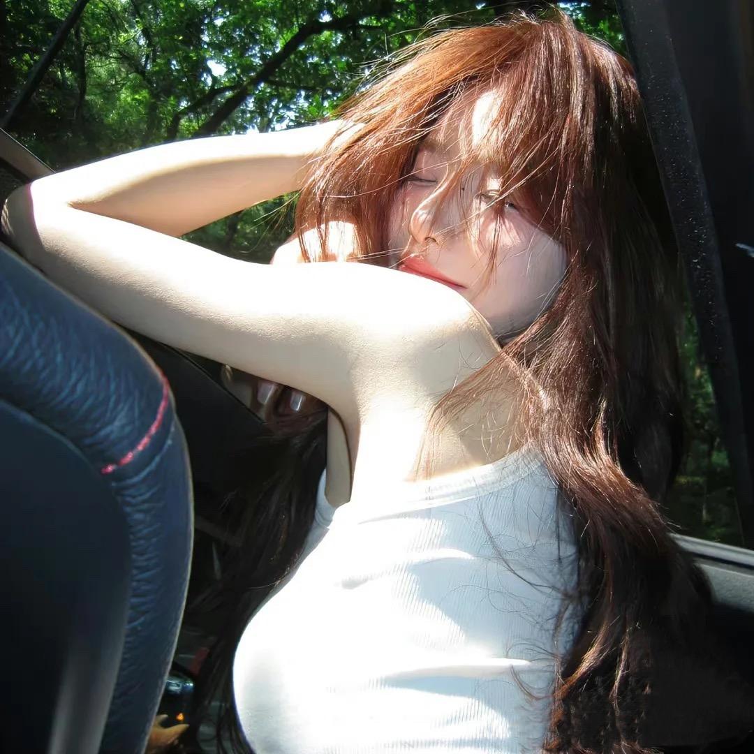 美女拔菜.