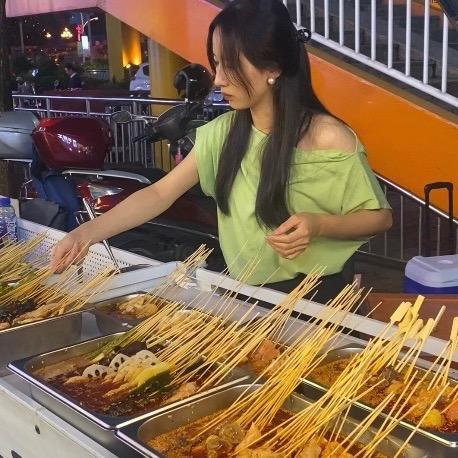阿基阿佐（豪记钵钵鸡人民广场华莱士门口）