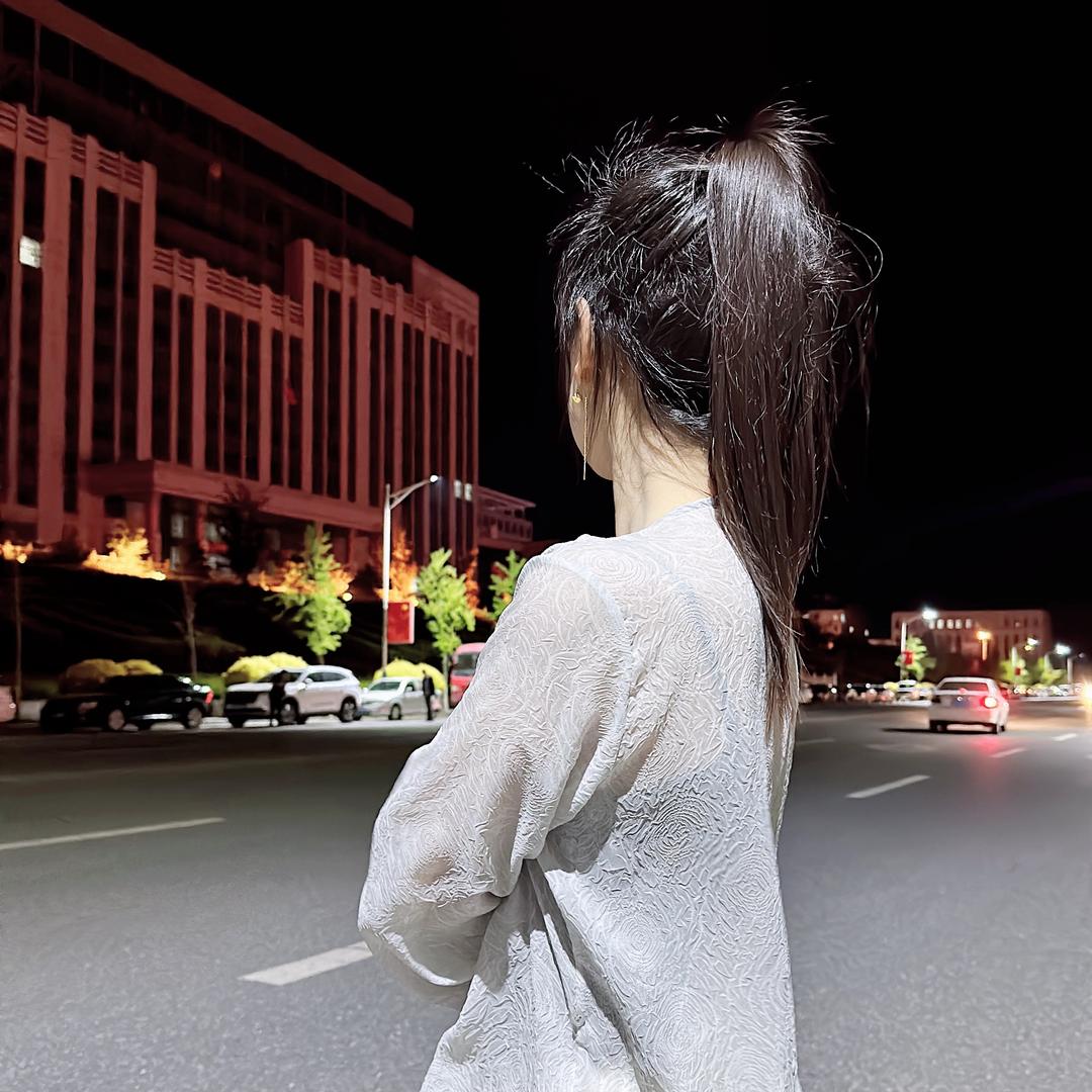 温柔儒雅的琳琳女士