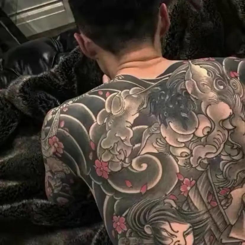 俅.