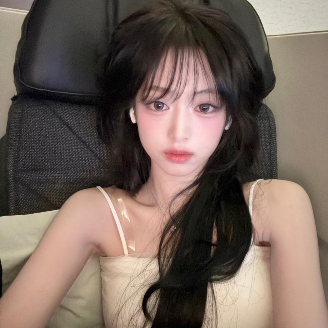 18岁冷艳美女