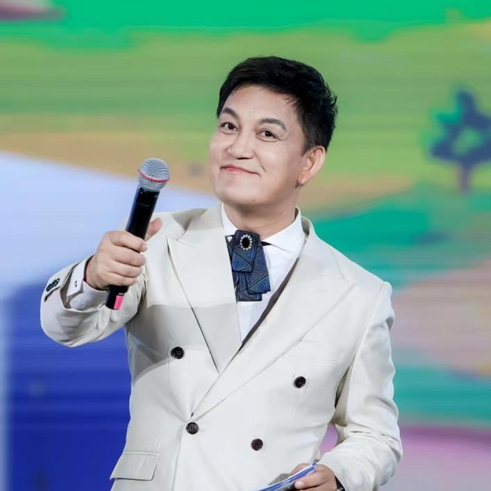 村长李锐.