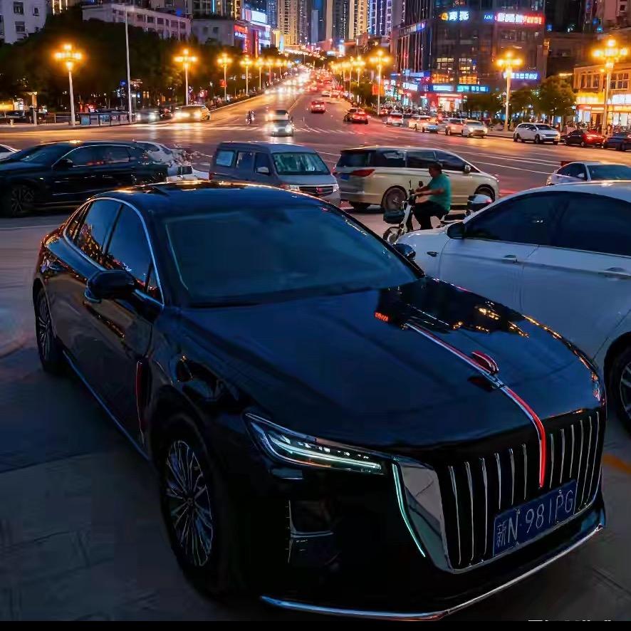 开着红旗游全国