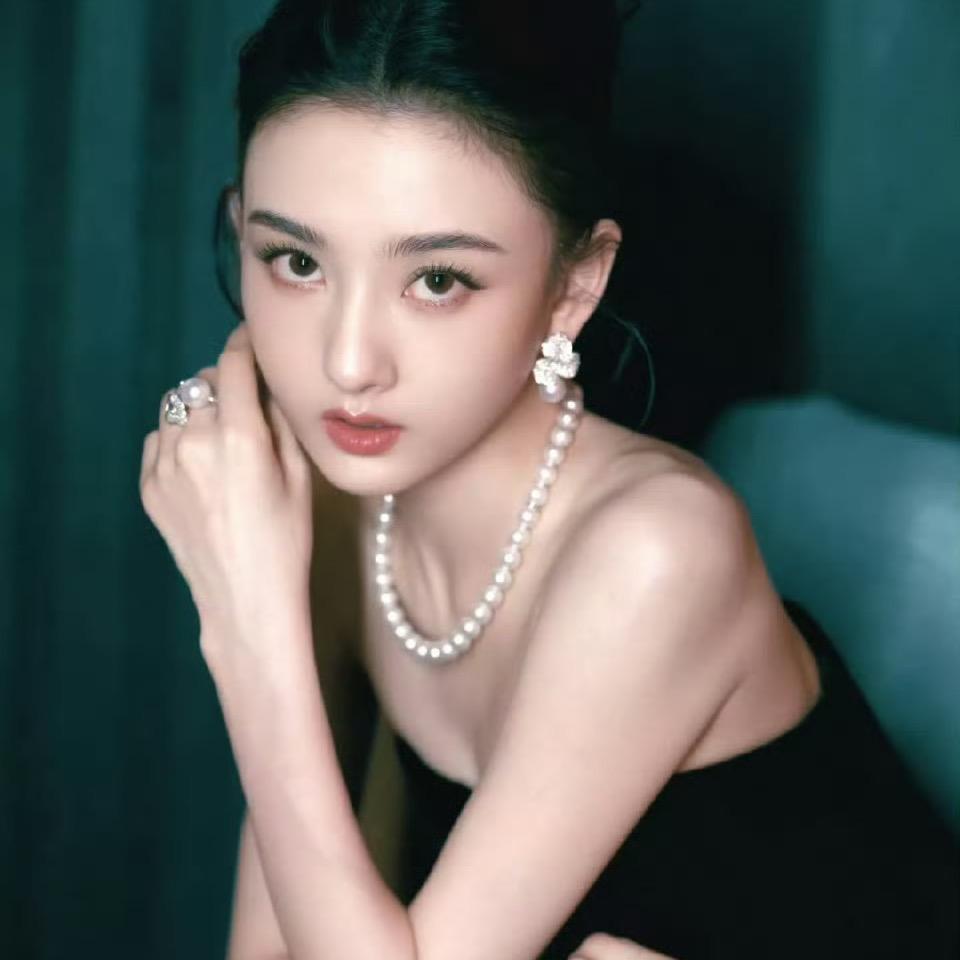卖钥匙扣的小女孩