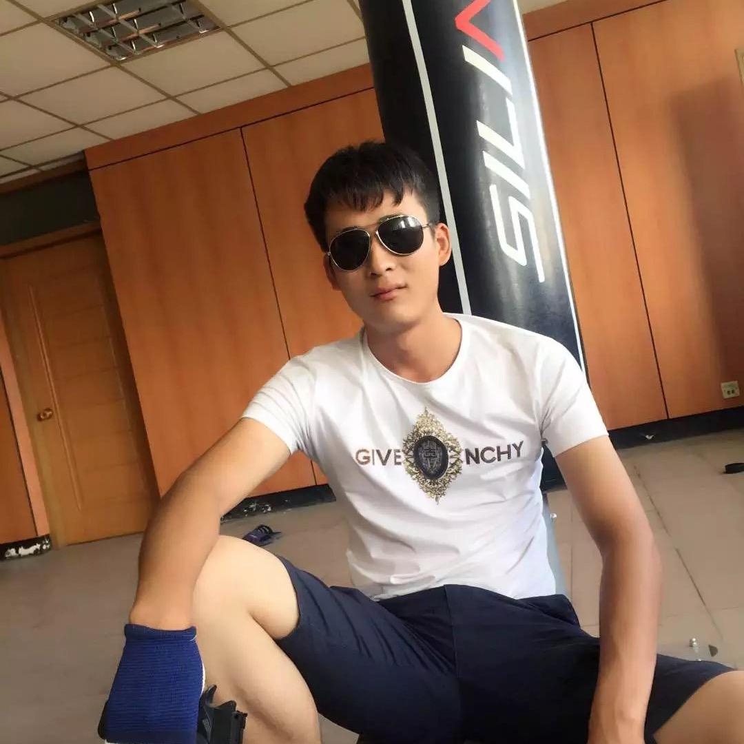 这个爷们不太冷🙏