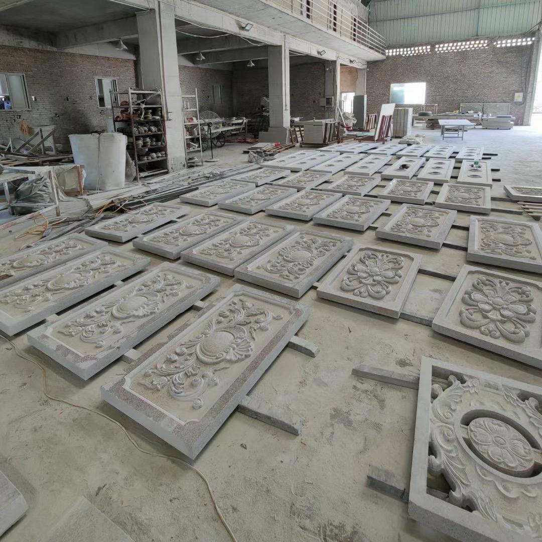 在水头做雕刻的小曾