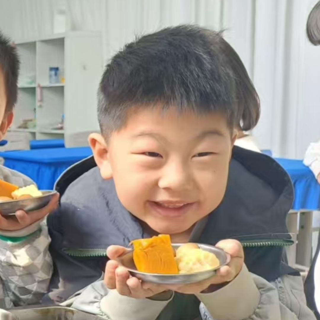 憨态可掬的小娘子