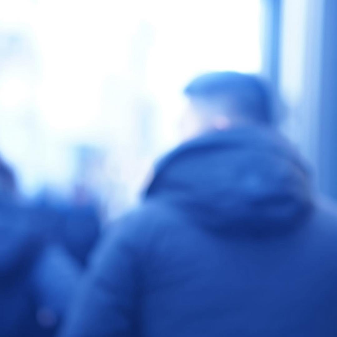 你跟小孩儿跳皮筋儿