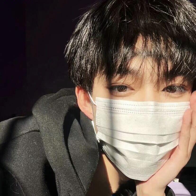 小何