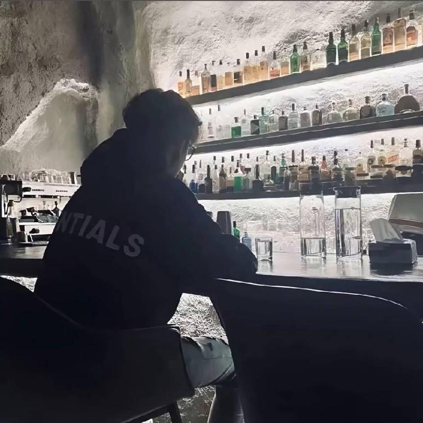 跟狗抢食被狗追