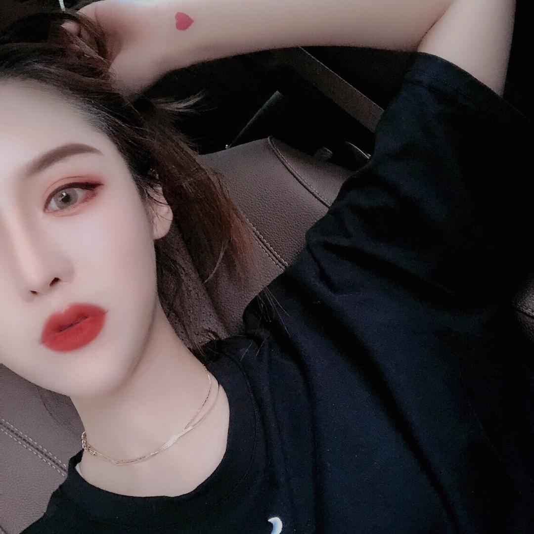 臭屁小雅chic.穿搭