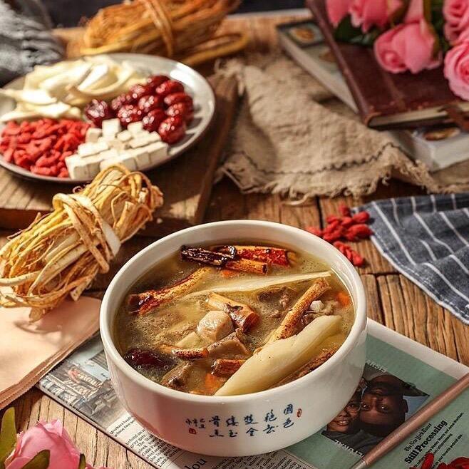 广东靓汤(滋补汤料在橱窗)