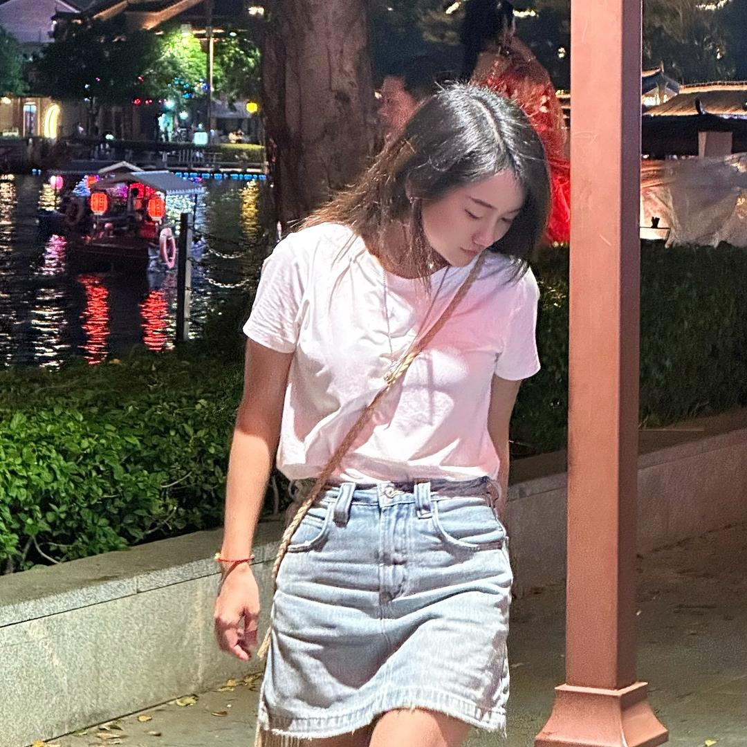 摆烂茶摊摊主小严