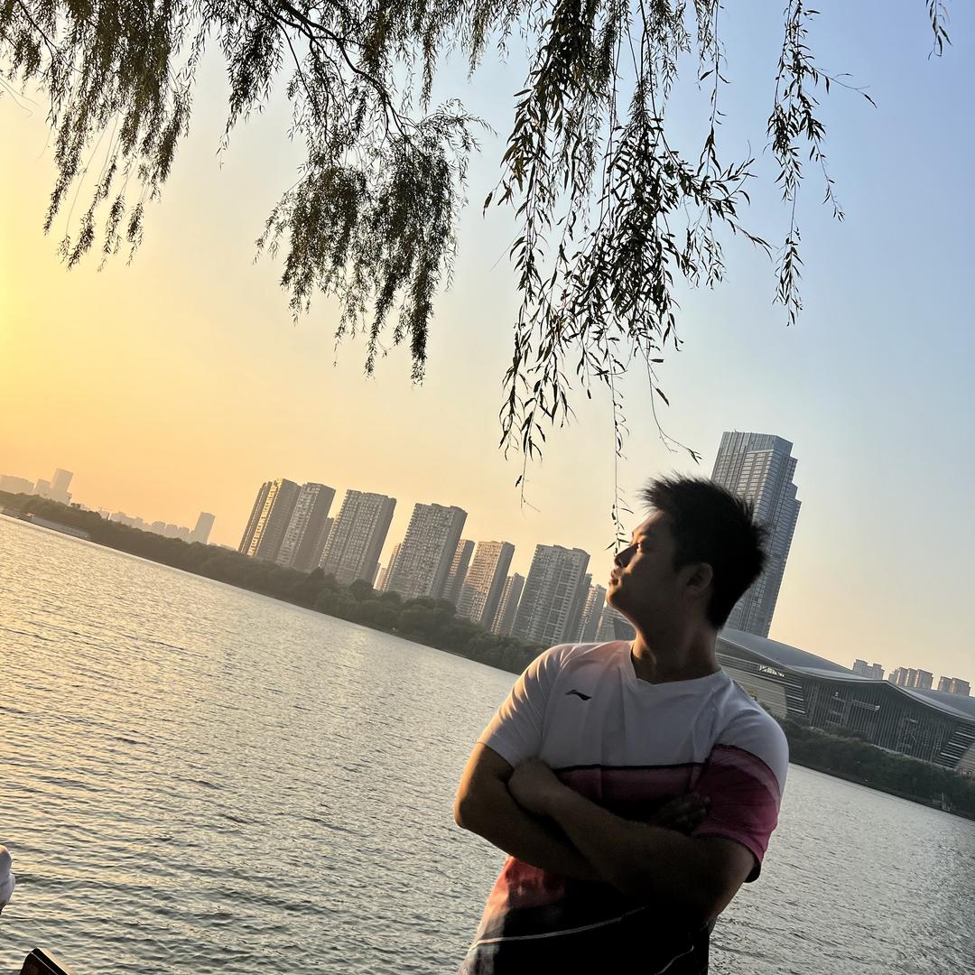 张诗维.