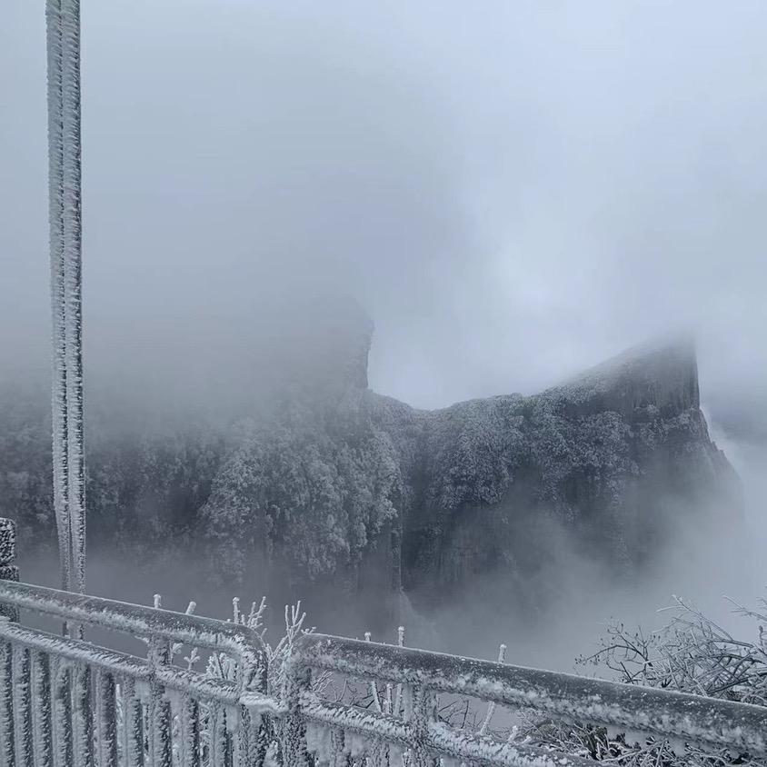 ☁️.