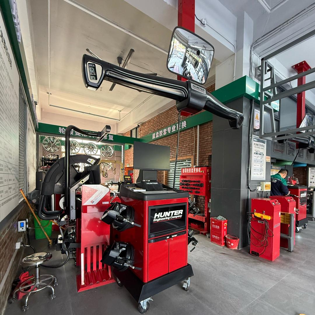 美国亨特精准四轮定位(东阳奔奥店)