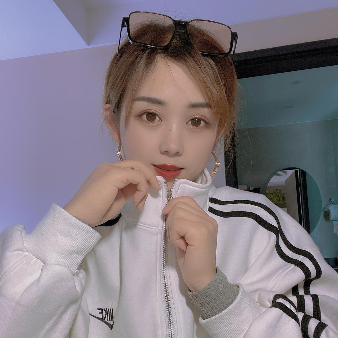 五月的小店（穿搭在橱窗)