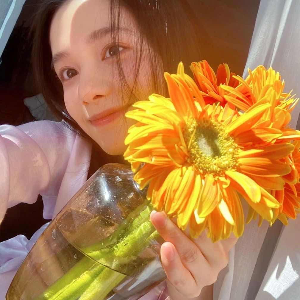 你笑起来呆呆的