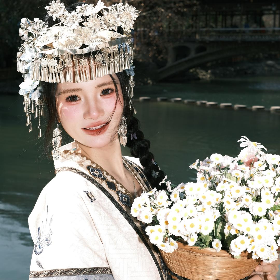 在苗寨的化妆师七七