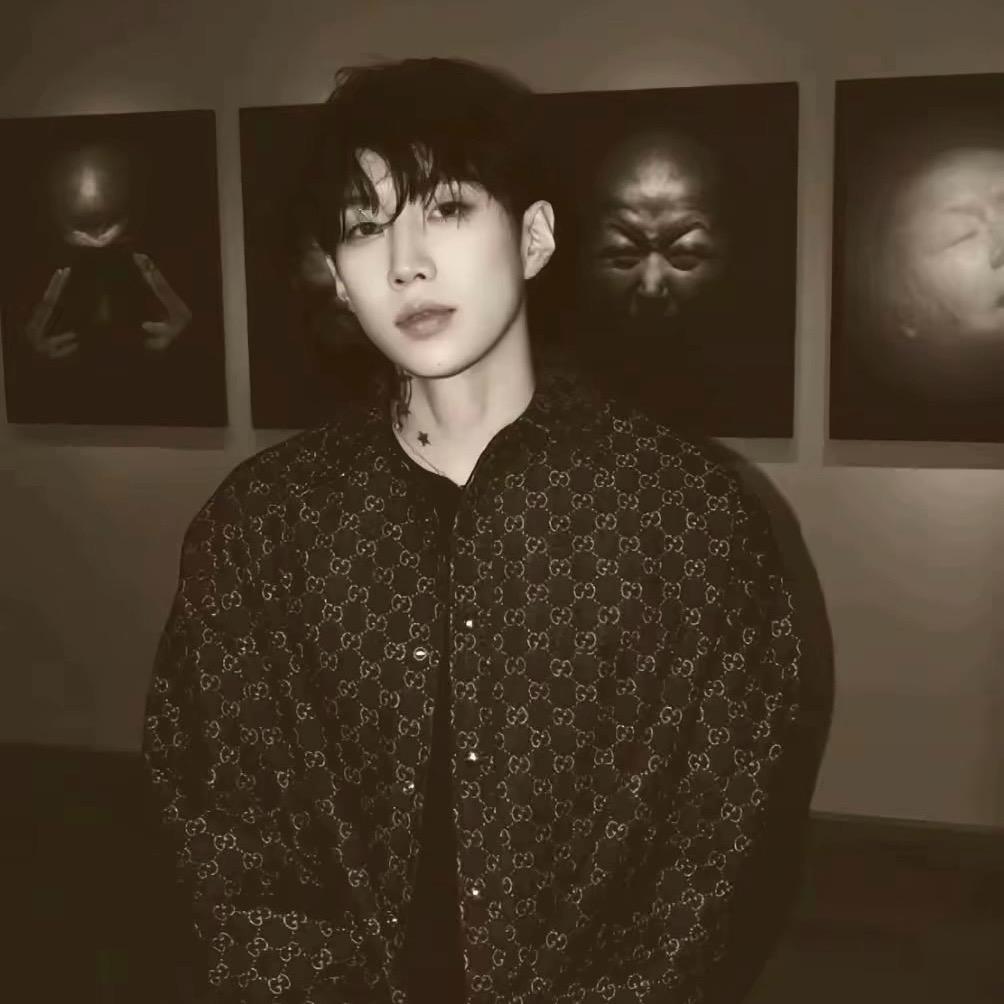 她现在是桃花眼