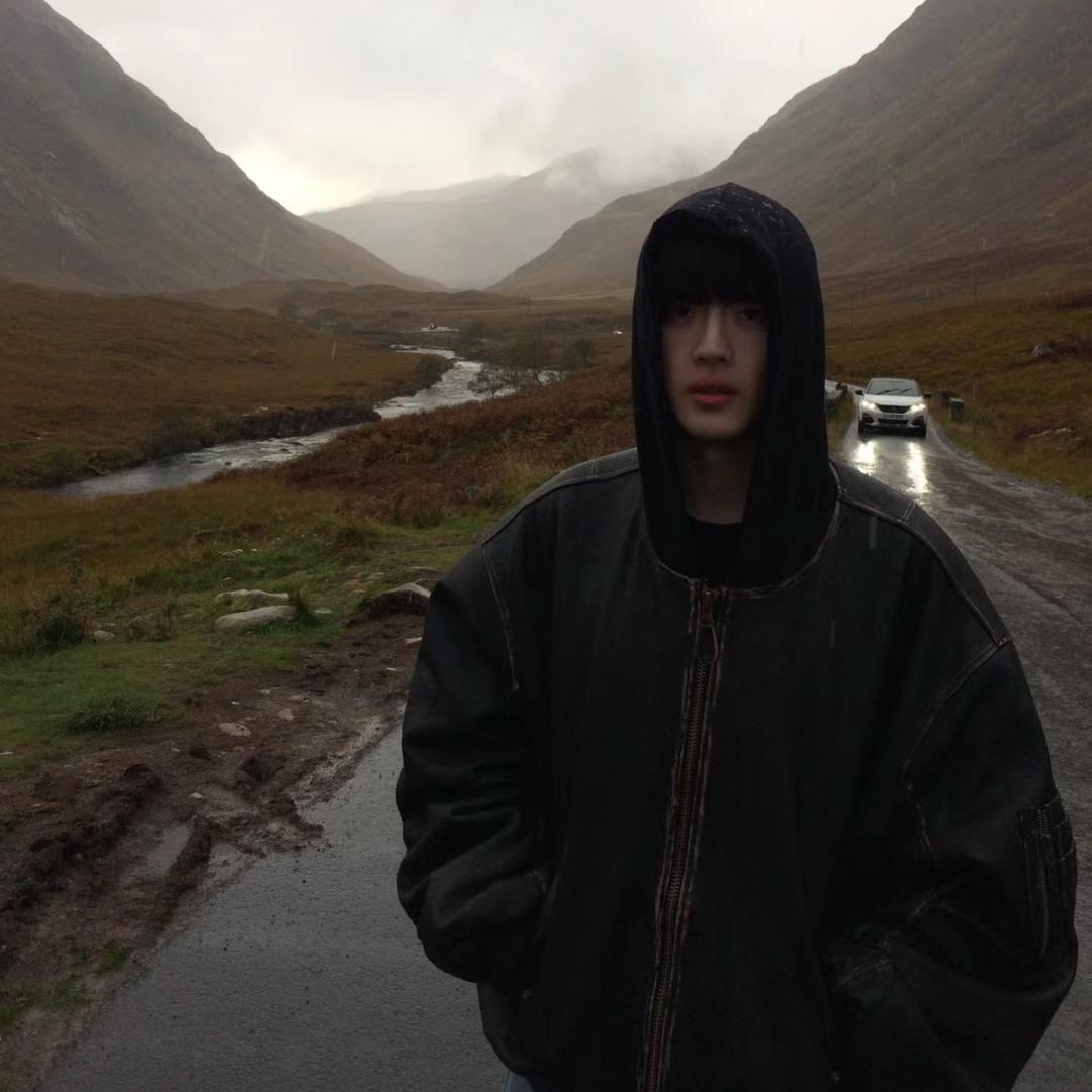 装忧郁被鸡啄脚趾头